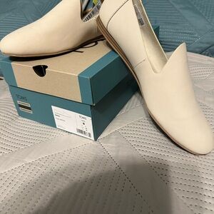 Toms Cream Flats Minimalist Design